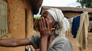 Bei einem Angriff muslimischer Fulani-Viehhirten in Kaduna, Nigeria wurde Abigails Ehemann ermordet. „Bitte betet, dass Gott uns Hilfe schickt und meine Tochter, mein einziges Kind, und mich beschützt.“